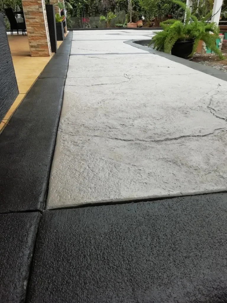 Terrasse et allées piétonnes en béton empreinte et béton balayé 15