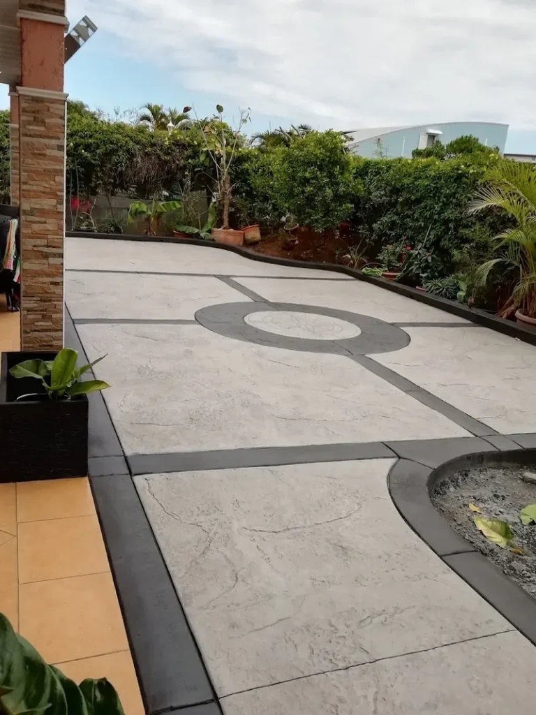 Terrasse et allées piétonnes en béton empreinte et béton balayé 18