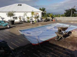 Plage de piscine roche granite 48437182
