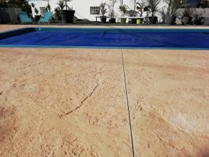 Plage de piscine roche granite 84676555