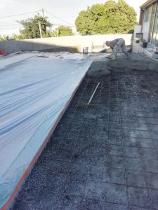 Plage de piscine roche granite 97038315