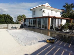 Plage de piscine roche granite 98410082