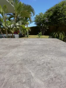 Terrasse escaliers en roche granite gris clair 18928897