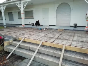 Terrasse escaliers en roche granite gris clair 20948152