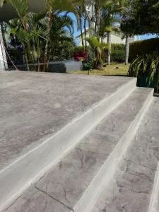 Terrasse escaliers en roche granite gris clair 43108761