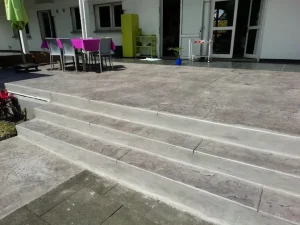 Terrasse escaliers en roche granite gris clair 53844392