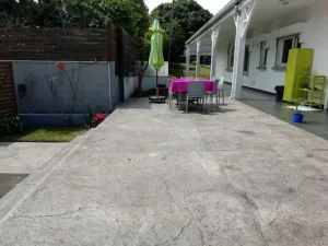 Terrasse escaliers en roche granite gris clair 90525730