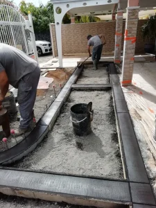 Terrasse et allées piétonnes en béton empreinte et béton balayé 10