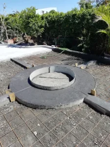 Terrasse et allées piétonnes en béton empreinte et béton balayé 12