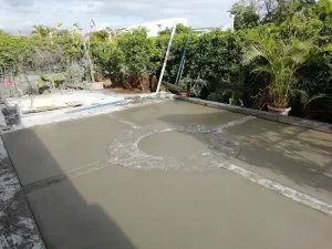Terrasse et allées piétonnes en béton empreinte et béton balayé 13
