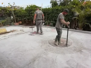 Terrasse et allées piétonnes en béton empreinte et béton balayé 14