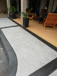 Terrasse et allées piétonnes en béton empreinte et béton balayé 16