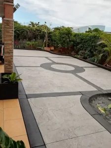 Terrasse et allées piétonnes en béton empreinte et béton balayé 18