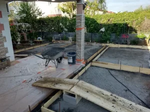Terrasse et allées piétonnes en béton empreinte et béton balayé 7
